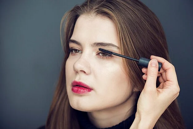 crop hand applying mascara model 23 2147783902