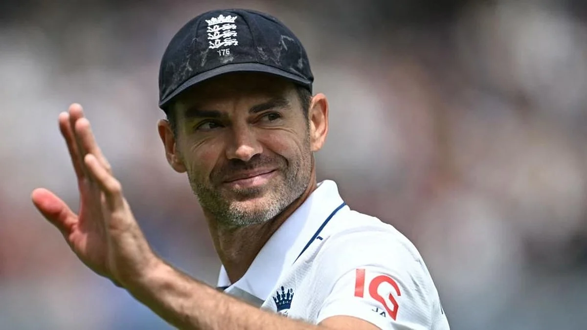 England s James Anderson waves to the crowd during 1720805041143 1730828956508