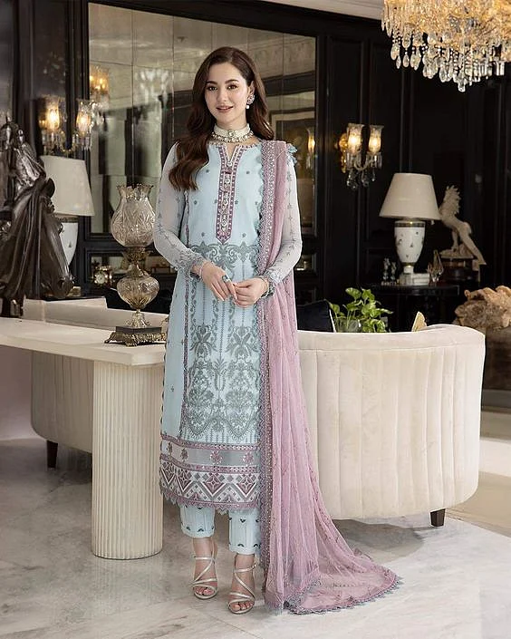 Hania Amir5