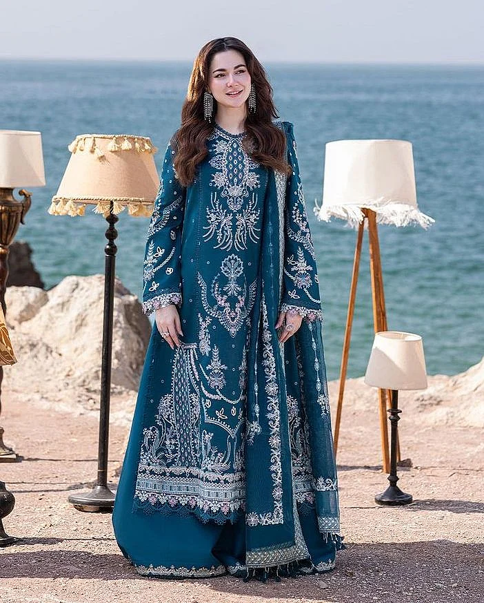 Hania Aamir Suit Looks Try these suit looks of Hania Aamir in the wedding season