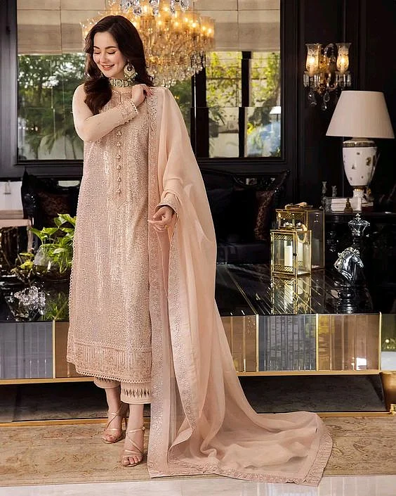 Hania Amir3