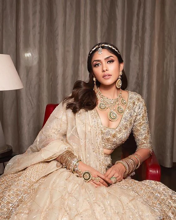 Mrunal Thakur Lehenga Design 7