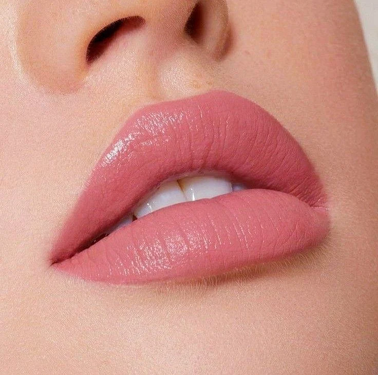 coral pink lipstick