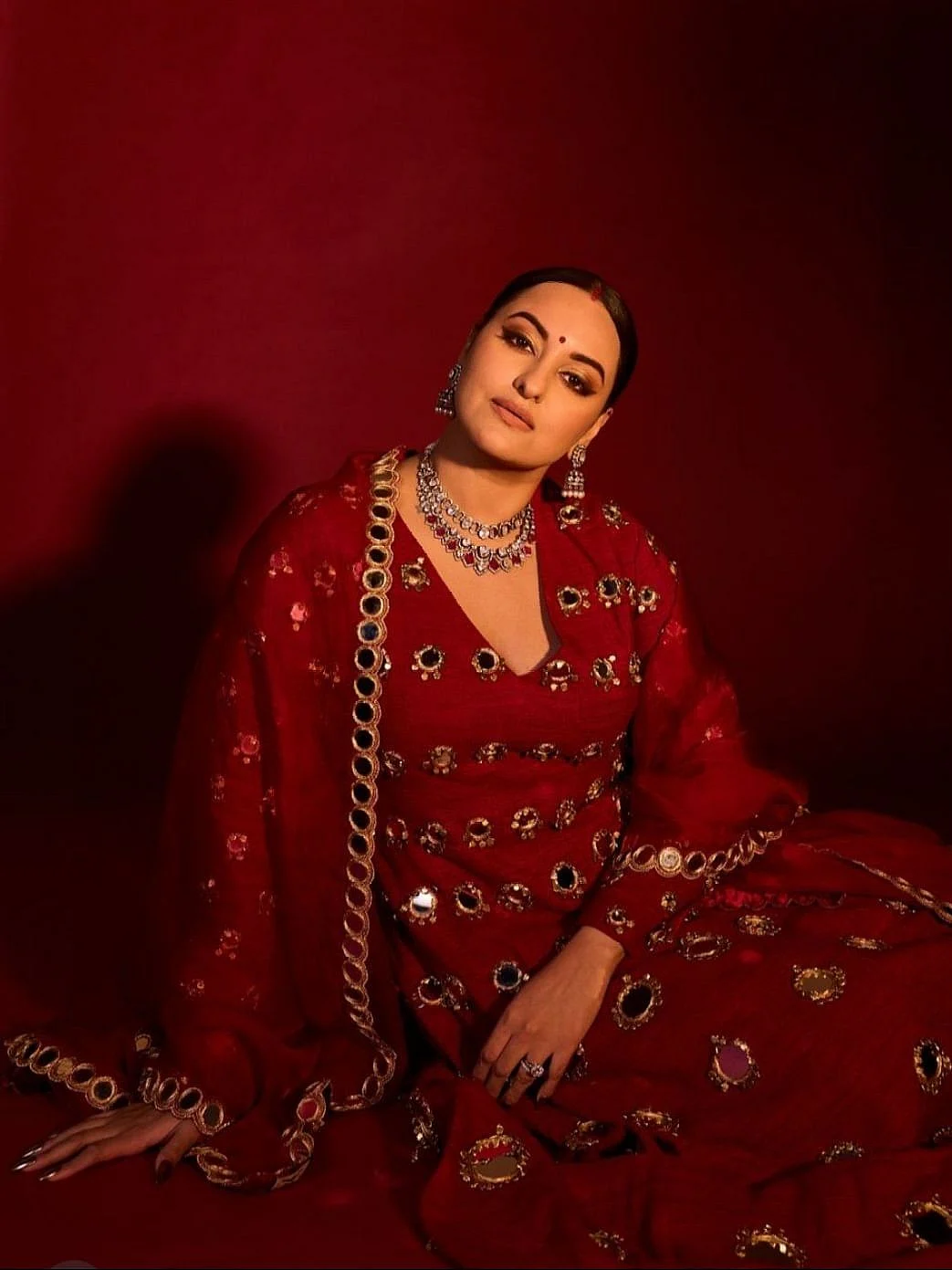 sonakshi sinha red color suit11