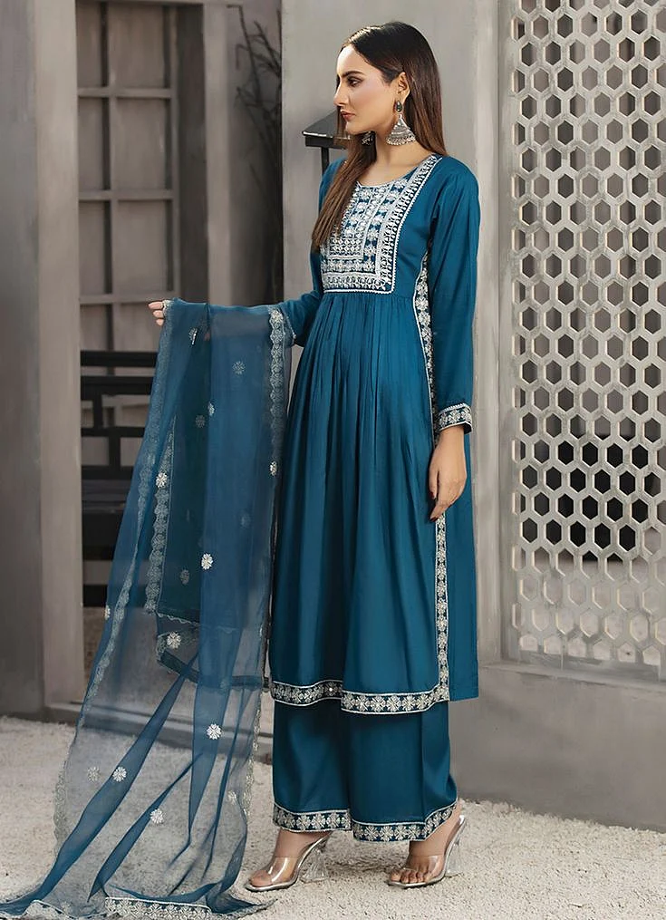 actress wearing naira cut suit1