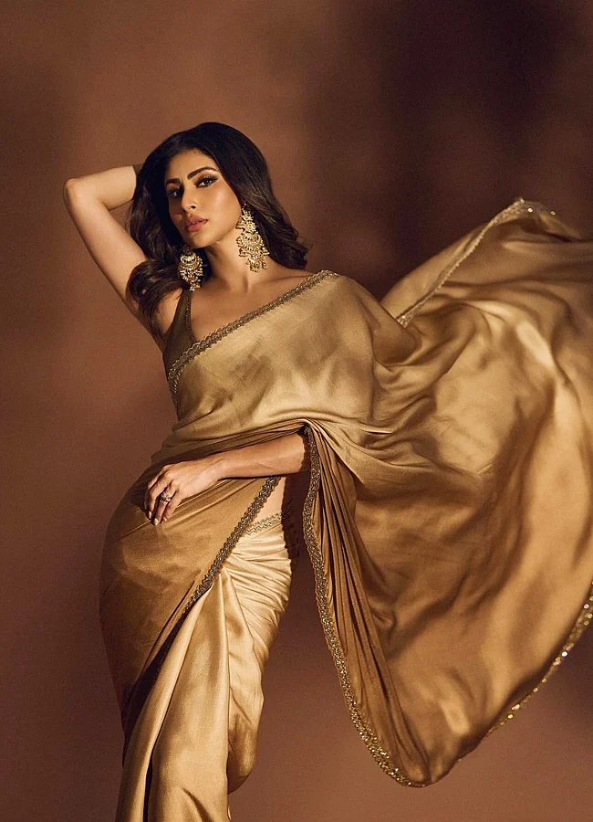 Mouni Roy Saree57ब45
