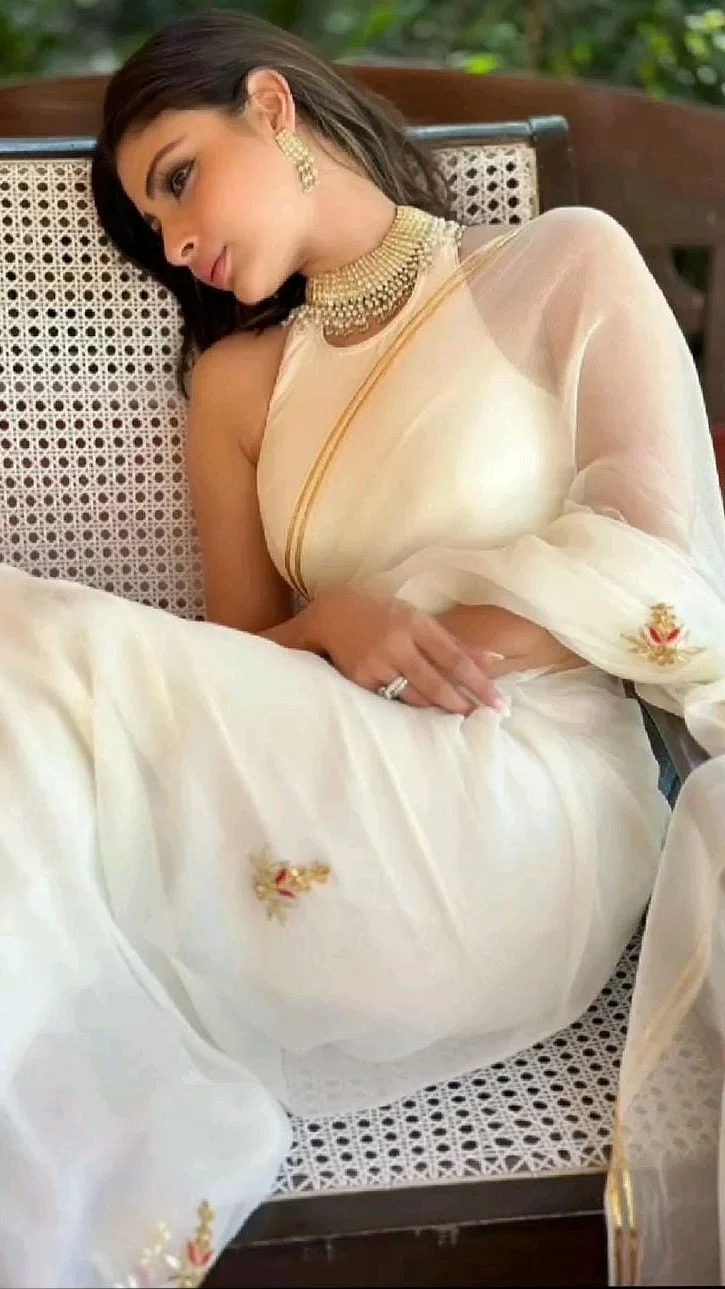 Mouni Roy Saree897