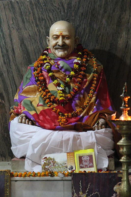 neem karoli baba with my book vrindavan jennifer mazzucco
