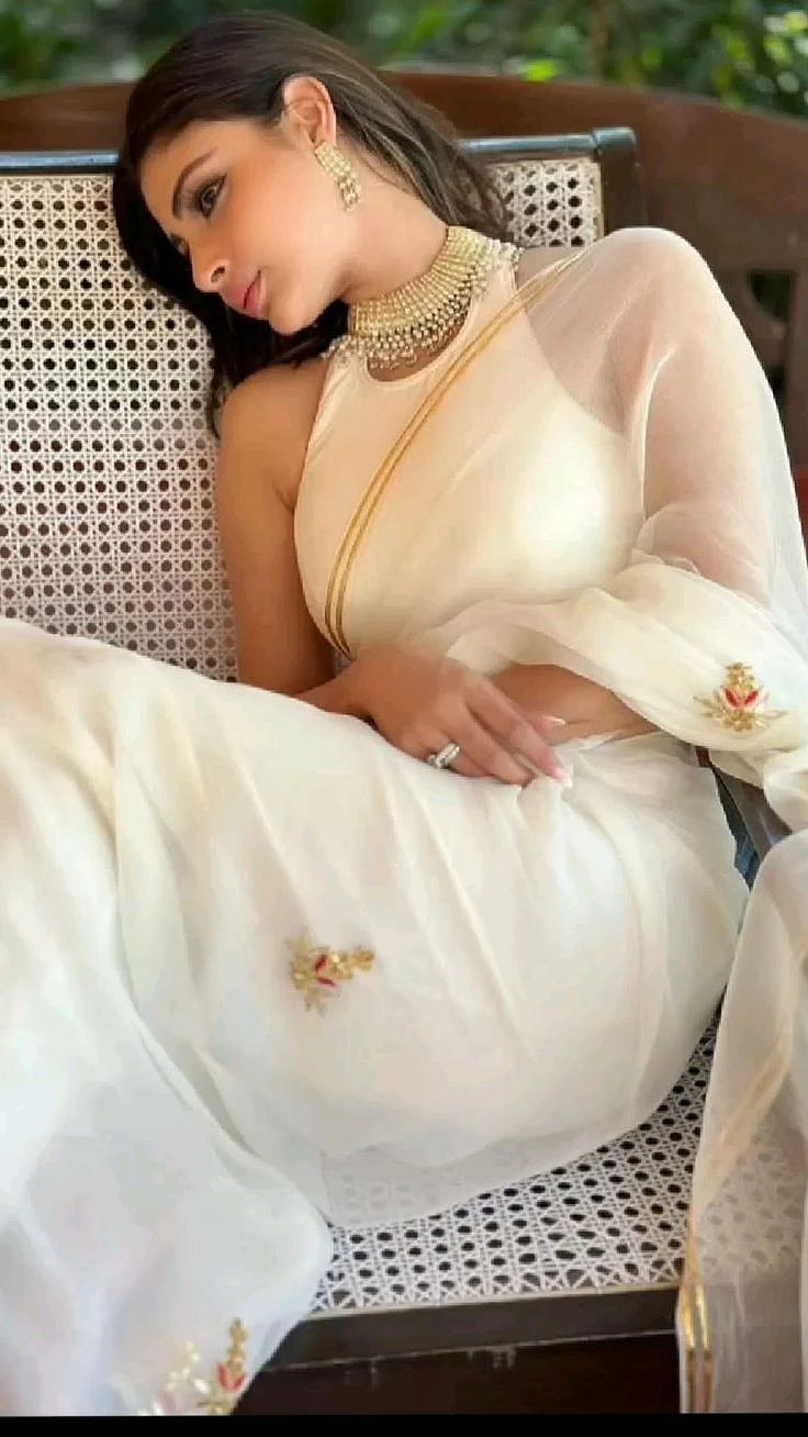 Mouni Roy Saree897द