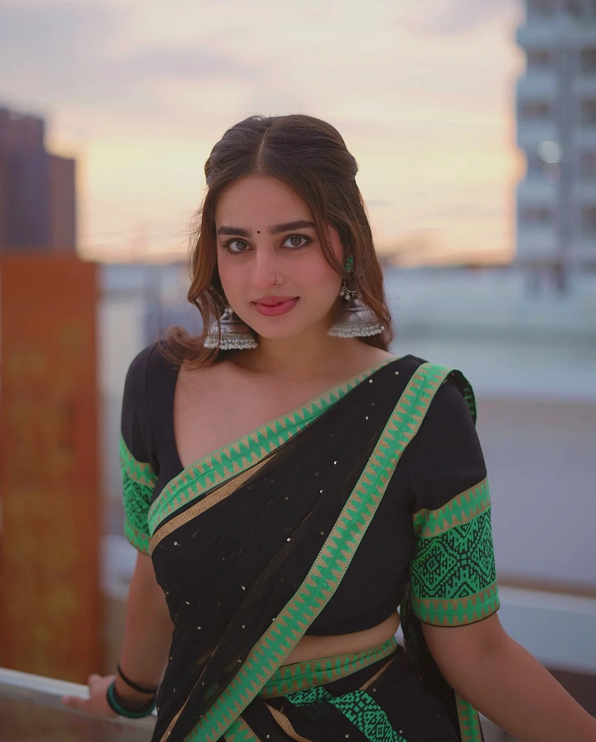 ayeshaakhanofficial1727970499347079056507021816211054152984
