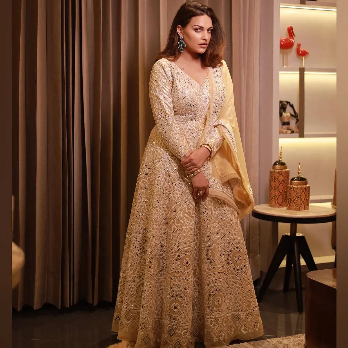himanshi khurana suit desings