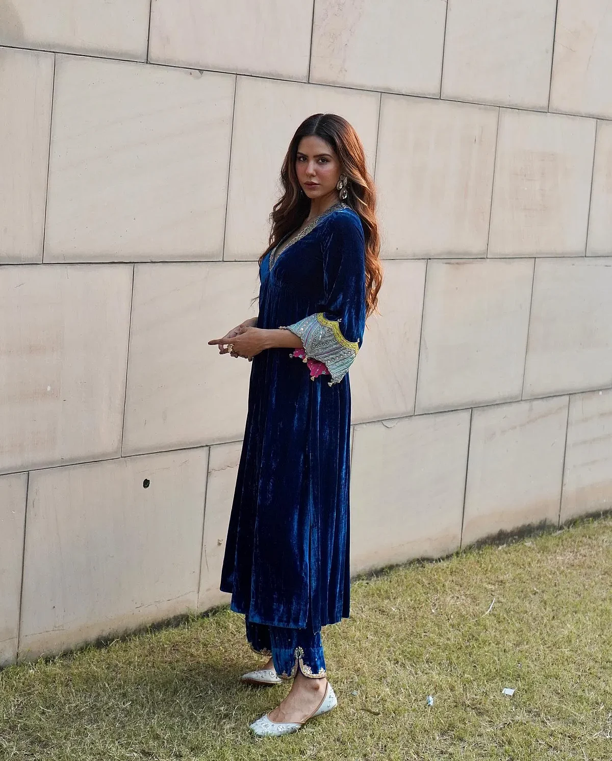 sonam bajwa simple suit look 1