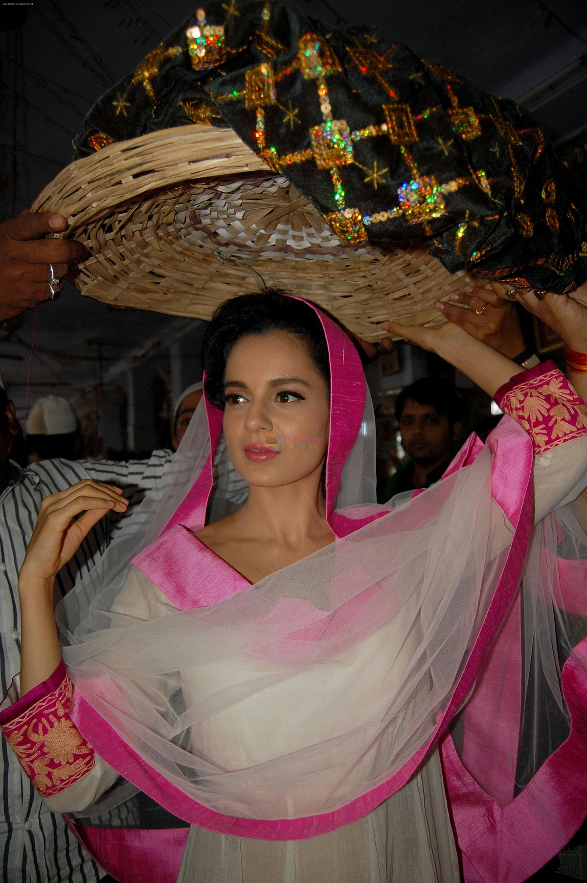 hpsefullsize1280595428Kangana Ranaut Vists Ajmer Sharif Dargah To Take Blessings For Their Upcoming Movie RAJJO 1528377e35a0dd