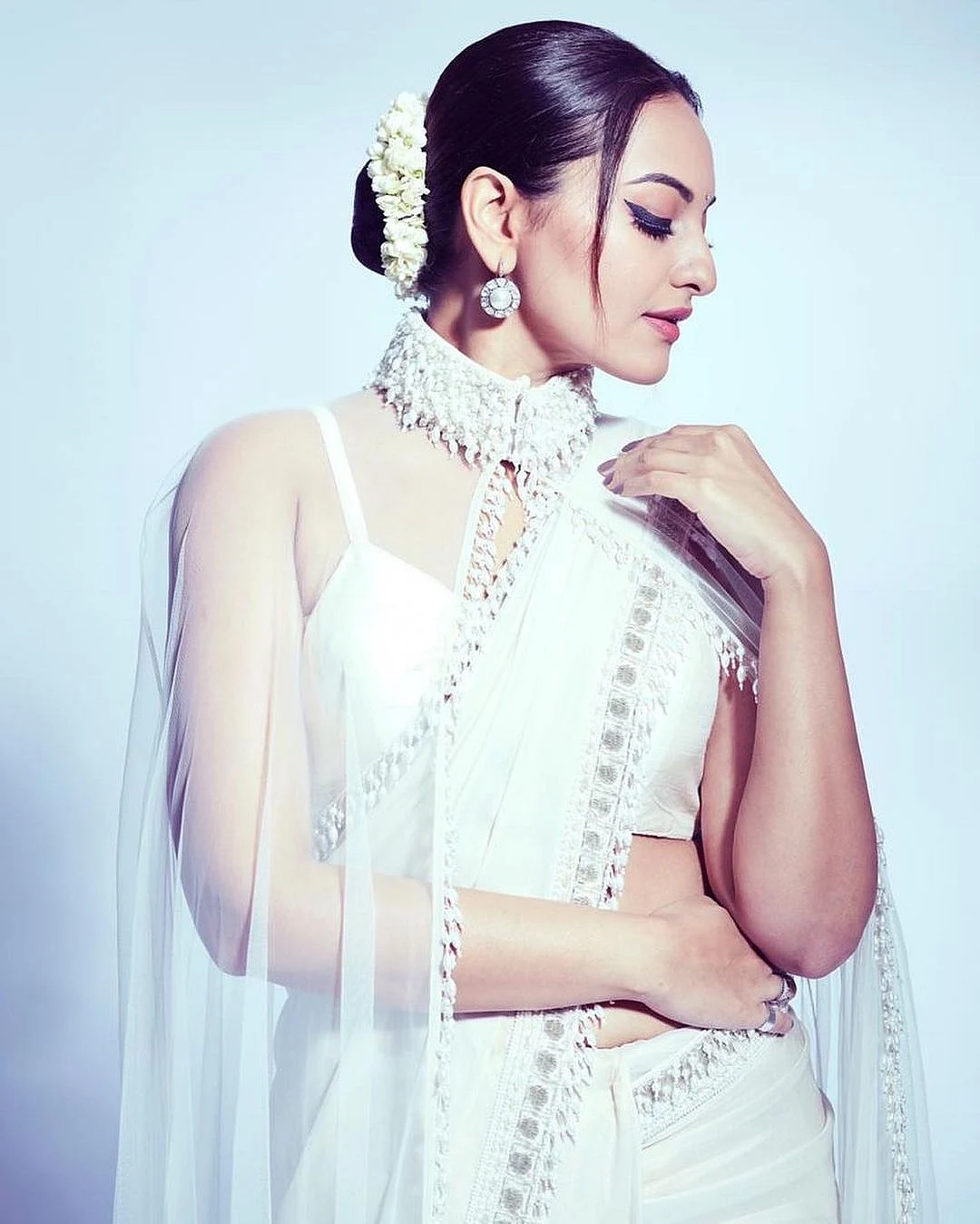 sonakshi gajra hair bun