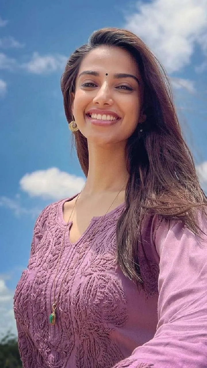 Meenakhi Chaudhary suit 4