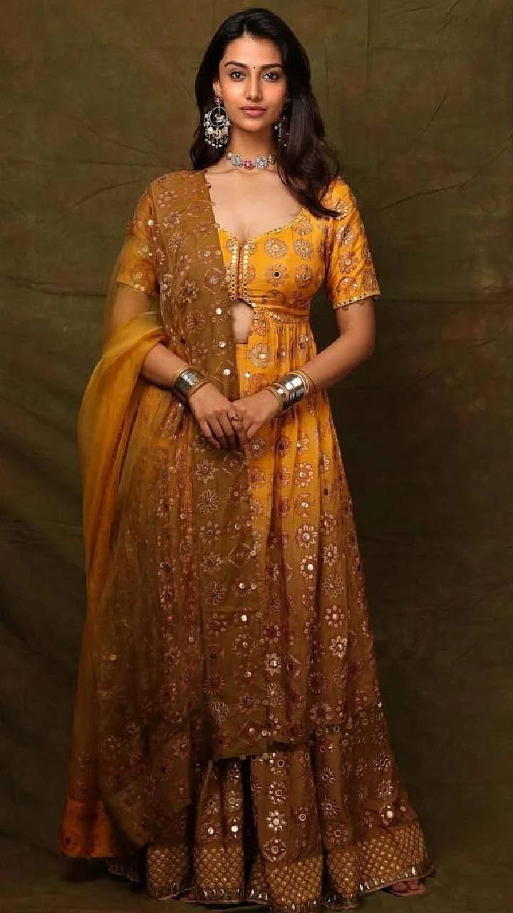 Meenakhi Chaudhary suit