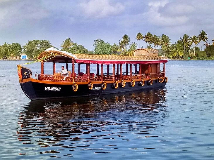 alleppey shikara in backwaters
