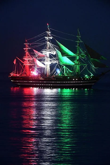 LAmerigo Vespucci tricolore di notte in rada a Genova Primopiano
