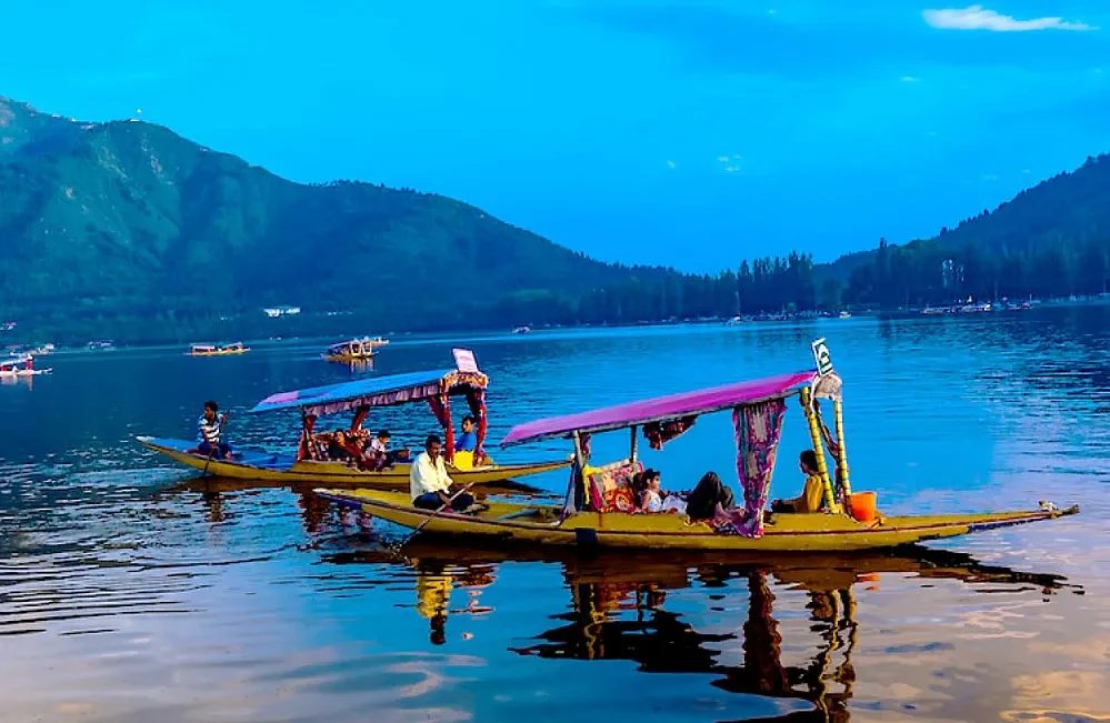 lake dal shikava boat