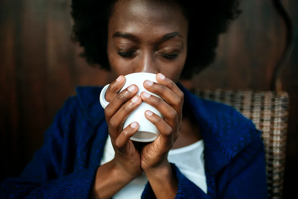 230814 woman drinking coffee se 307p 869379