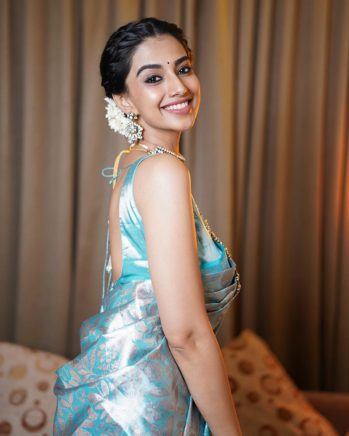 meenakshichaudhary006170615914632878236760427368572958685037