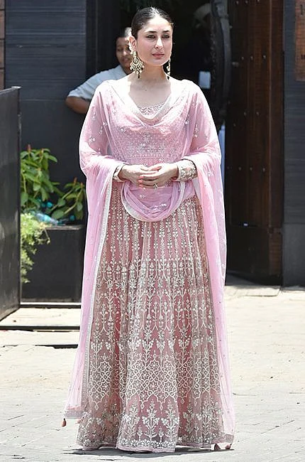 Kareena Kapoor Khan in a pastel pink lehenga by Anita Dongre for Sonam Kapoors Wedding KareenaKapoor AnitaDongre PinkLehenga WeddingOutfit