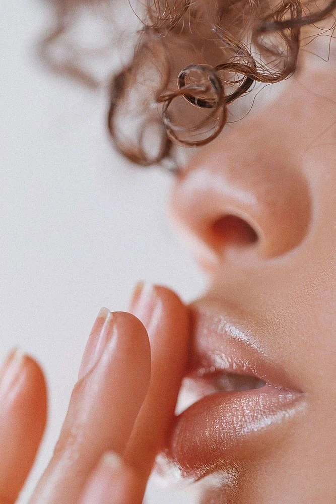 How To Wear a Lip Illuminator