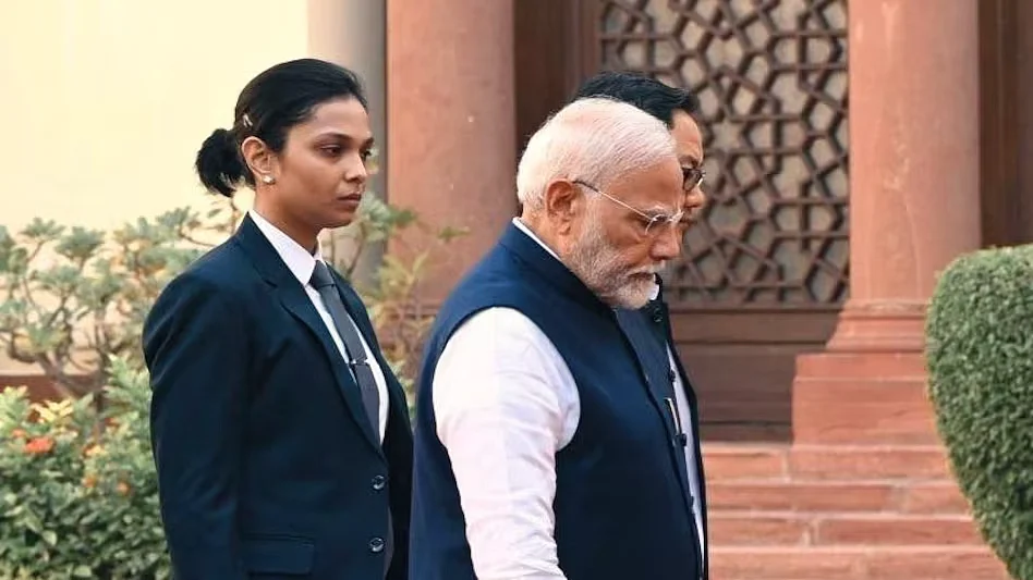 6748767b38fd3 woman spg commando seen in pm narendra modis security detail 285955425