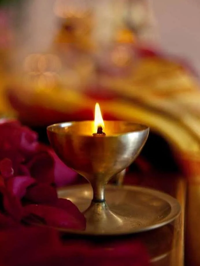 नवरात्रि में घी या तेल किसका दीपक जलाना चाहिए जानें ghee or oil which deepak is best for chaitra navratri 2024