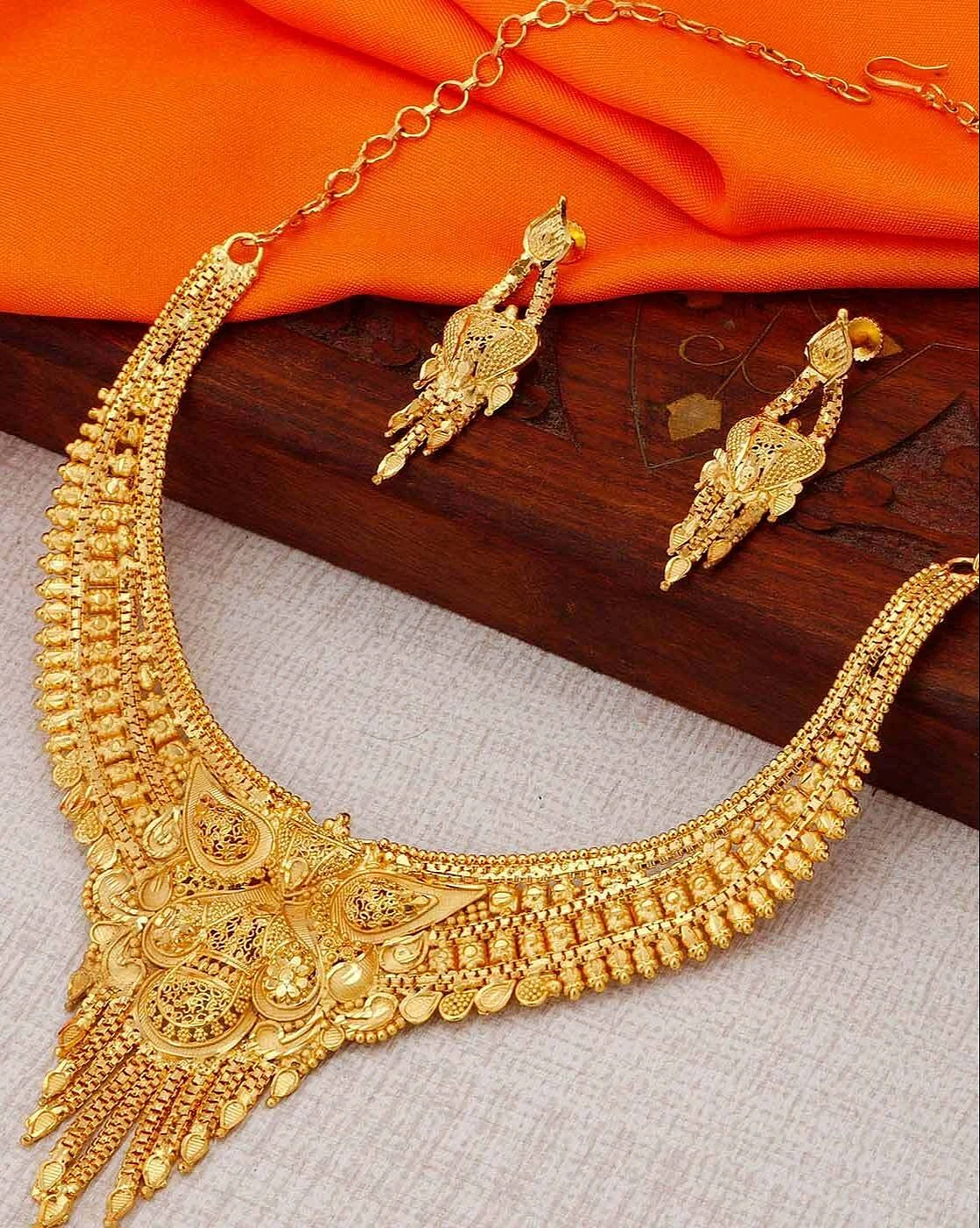 gold jewellery necklace