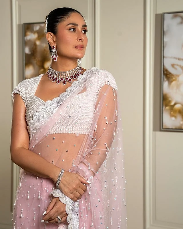 kareena kapoor in a manish malhotra saree v0 5urwymg04t4d1