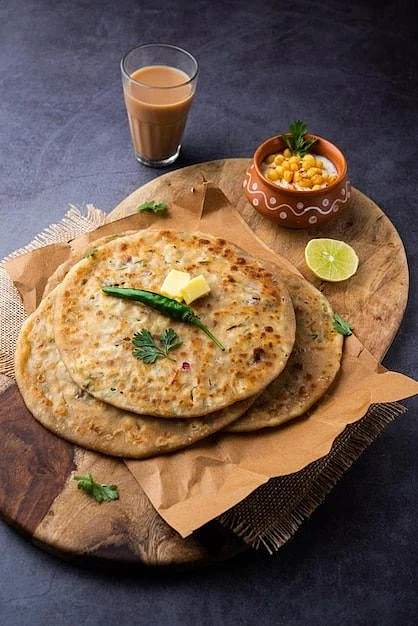 Premium Photo Paneer paratha is a popular North Indian flatbread made with whole wheat flour dough and stuffed with savory spiced grated paneer