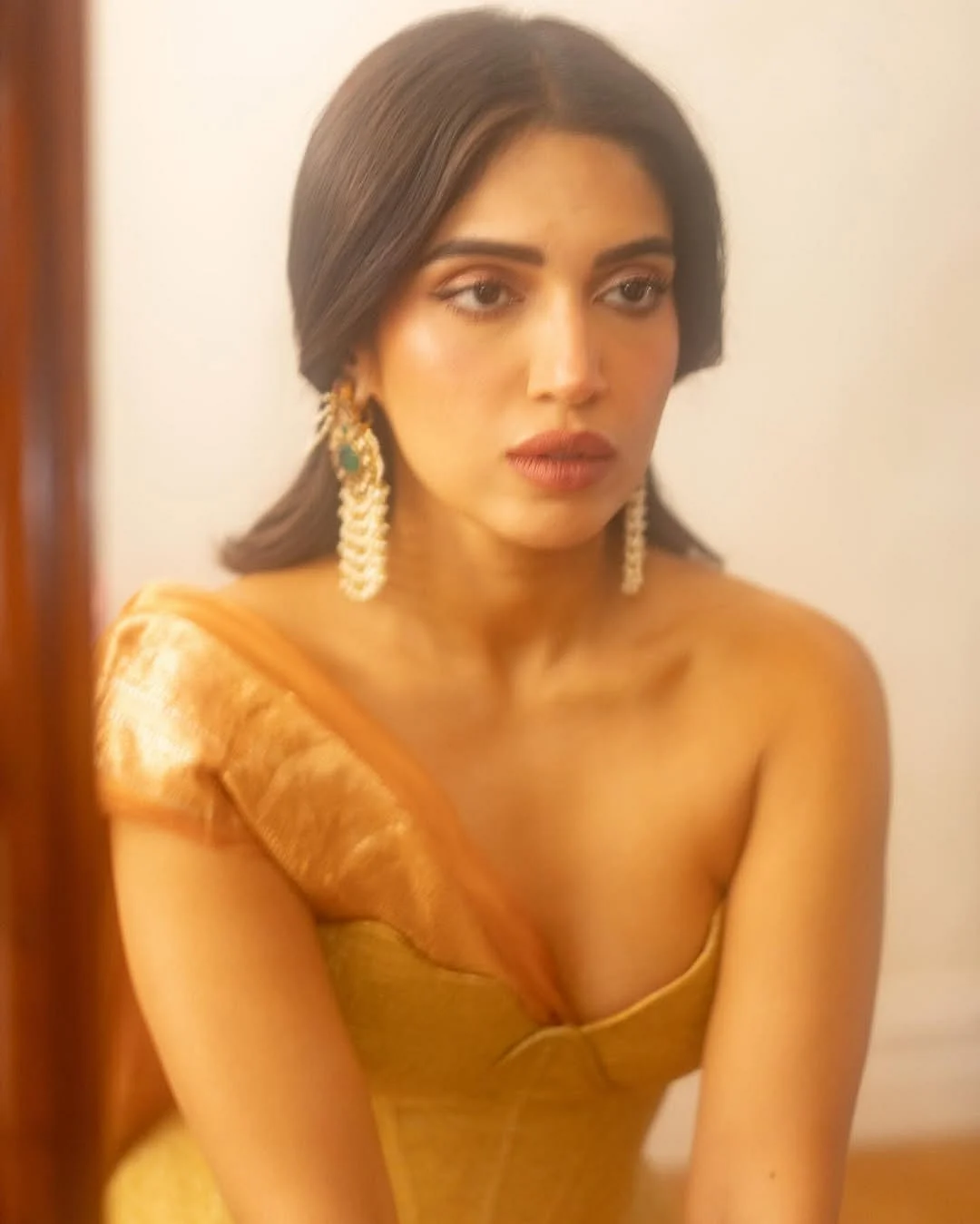 Mood .Last night in Hyderabad wearing that.antiquepiece corset paired with my Maa’s saree Earrings shriparamanijewels Bangles radiantbymadhulika anumerton Rings the.olio.stories shriparamanijewelsPh 5