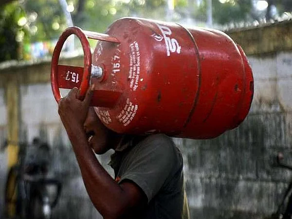 commercial lpg gas cylinder price hiked by rs 100 in delhi