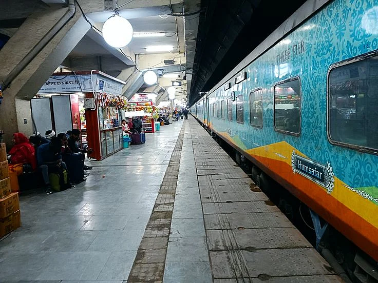 Humsafar Express 12571 Gorakhpur Anand Vihar Terminal Humsafar