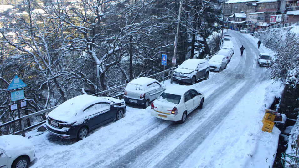 rainandsnowfallwreakhavocinhimachalpradesh4nationalhighwaysclosed645roadsalsoclosed1707146832