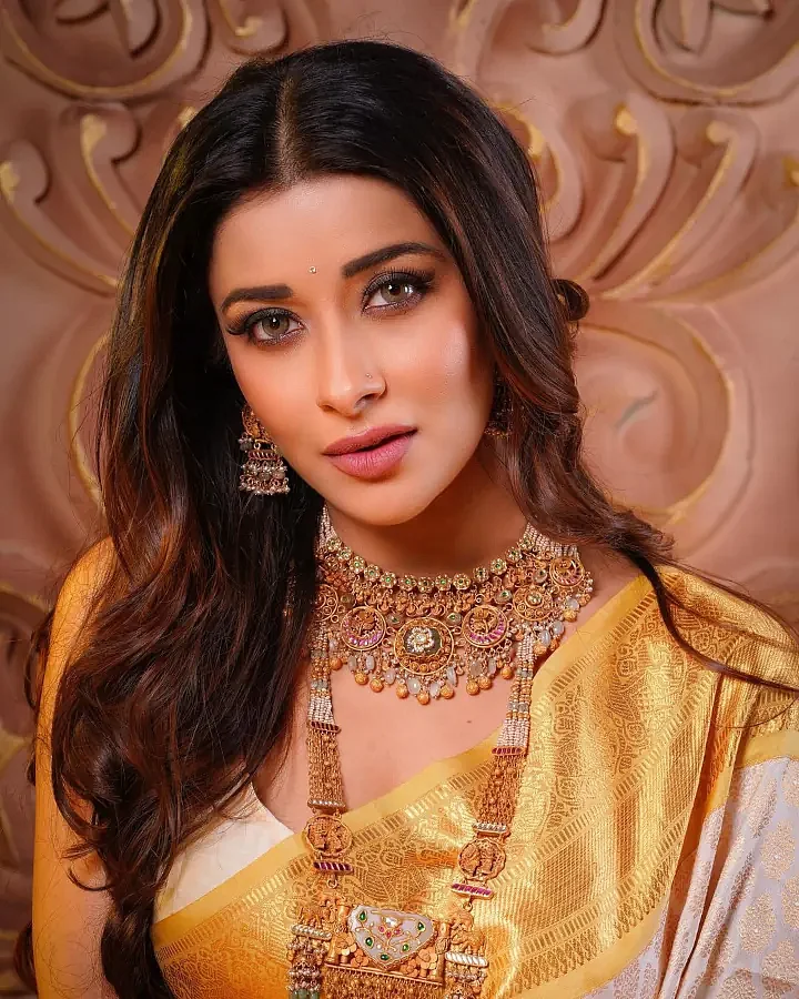Nyra Banerjee in Serndhu Polama