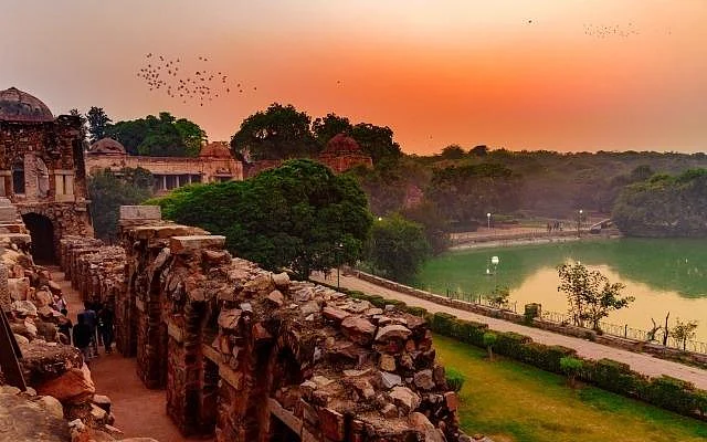 HAUZ KHAS FORT AND LAKE