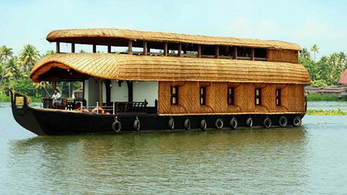 21JANPYSSM01 HOTH22HOUSEBOAT.jpg