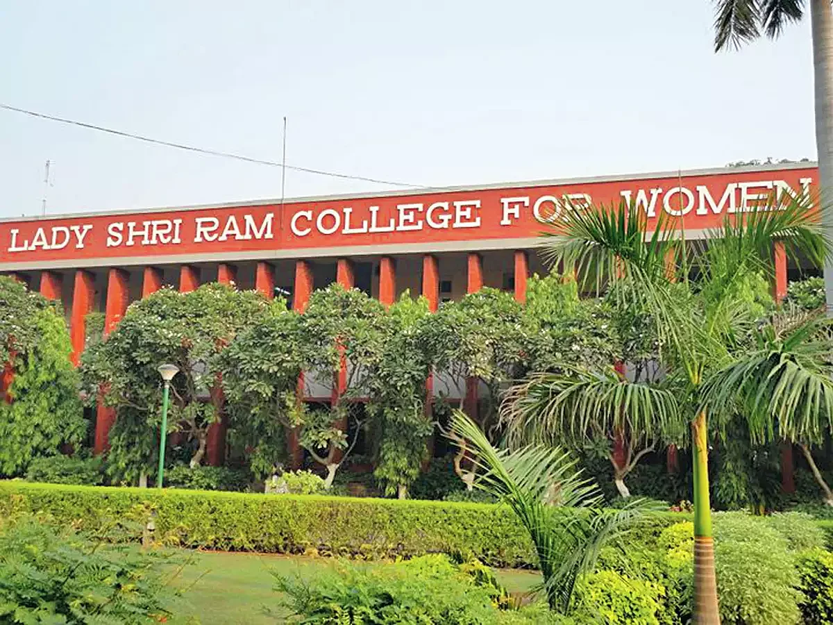 delhi university announces first cut off list lsr pegs score at 100 for 3 courses