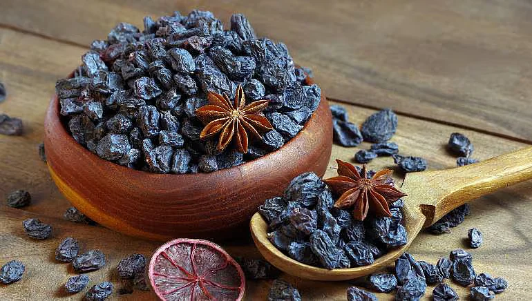 black raisin