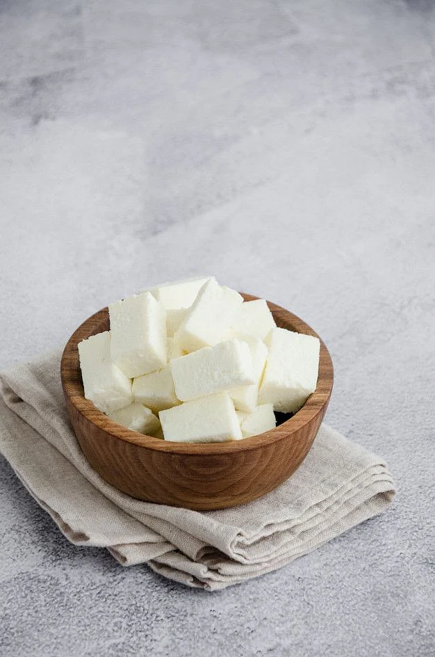 Premium Photo Homemade indian paneer cheese in a wooden bowl