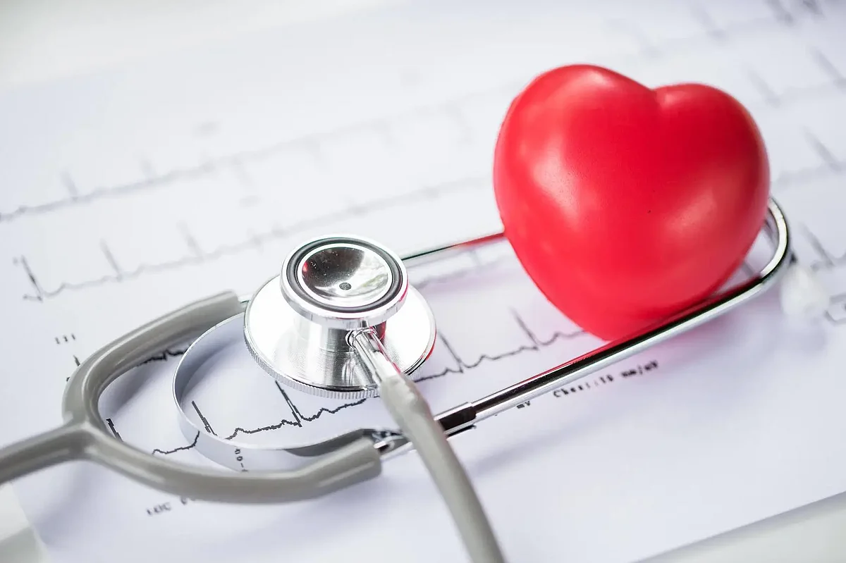 stethescope EKG and heart icon