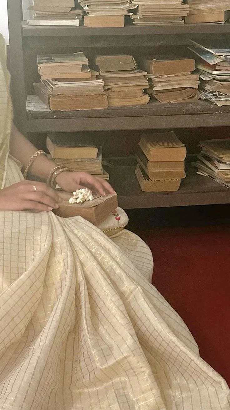 saree and books 📚