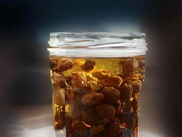 Read About the Benefits of Raisins Soaked in Water
