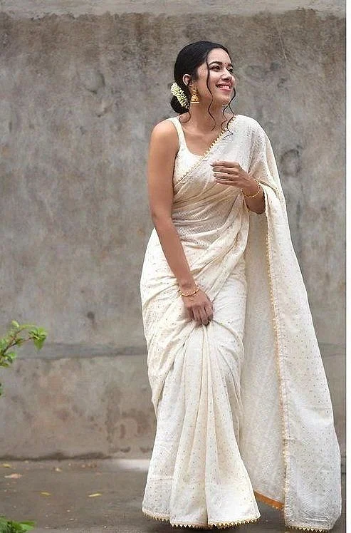 Mirnalini Ravi wears an ivory saree to perfection