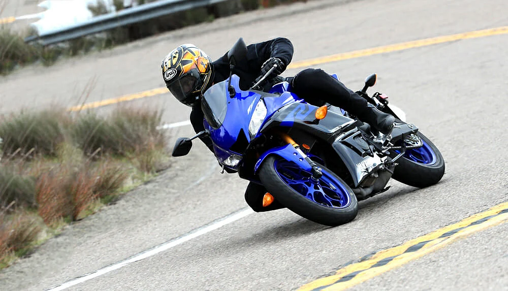 2019 yamaha yzf r3 corner