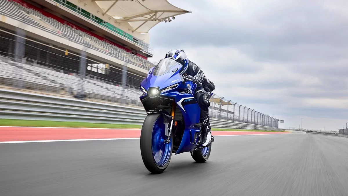 2025 yamaha yzf r3 action 2