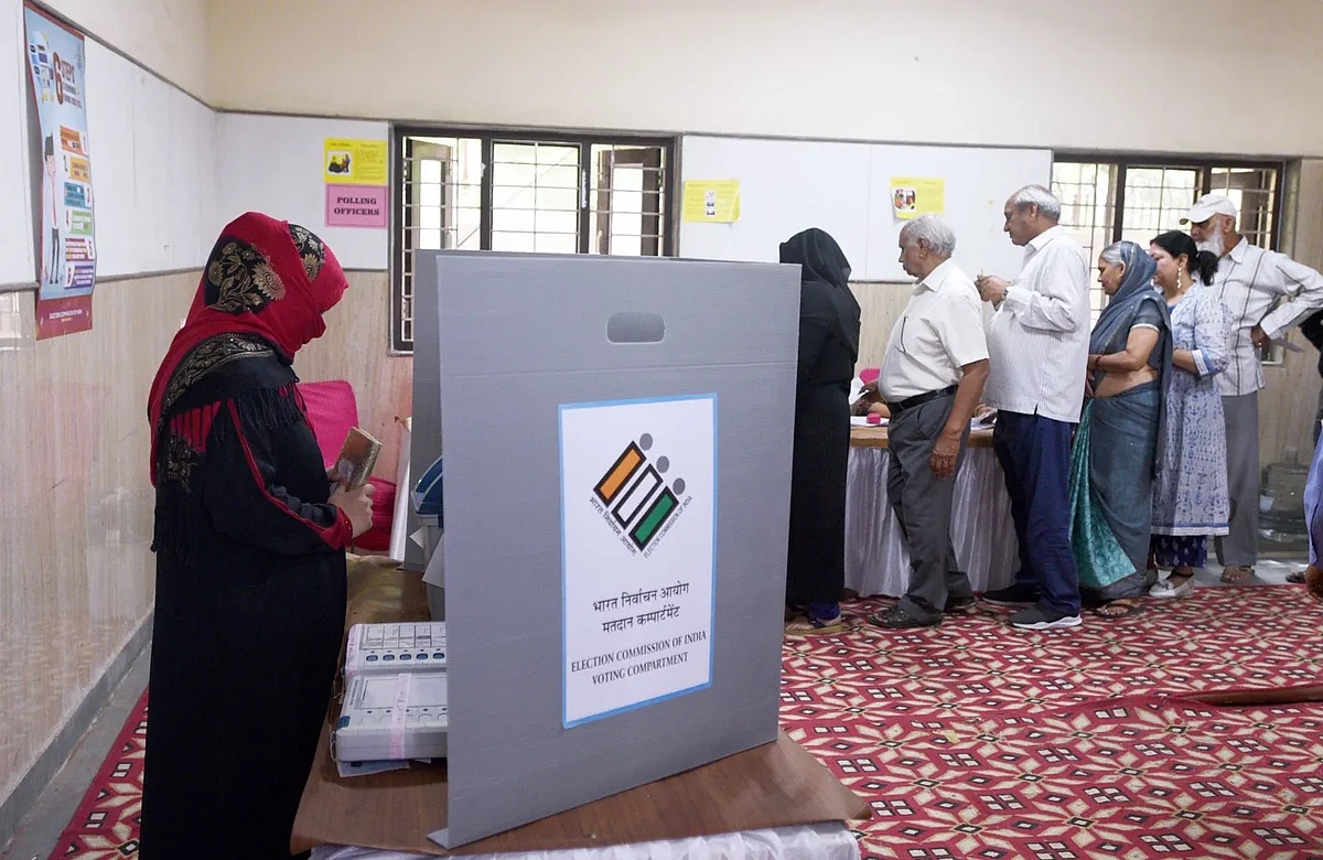 woman casting her vote at yamuna vihar new delhi india lok sabha elections