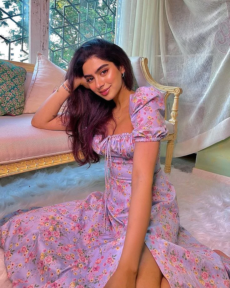Khushi Kapoor Sets The Screen Ablaze By Donning An Outfit Worth Rs 70K Shares Stunning Pictures